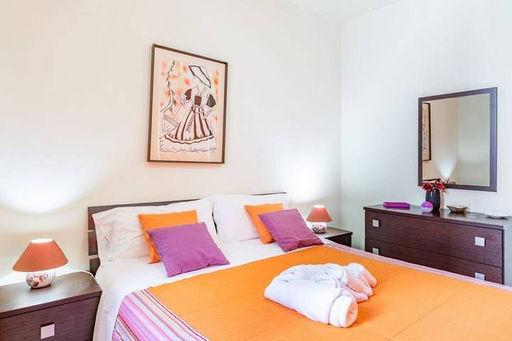 Appartement entier, Guesthost - Cozy apartment of about 70 square meters, able to comfortably accommodate 4 people, located on the raised ground floor (1 step to access it) of a modern building. The property is located in Aci Castello, a seaside village just 10 km from Cata in Aci Castello (Borgo), Aci Castello