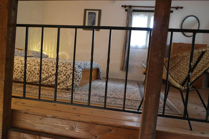 Entire apartment, Au Pied du Château. Studio in the heart of the medieval village of Gréolières. in Gréolières, Cannes region