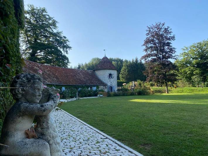 Location de vacances pour 4 personnes, avec vue ainsi que jardin et piscine à Quingey - 4