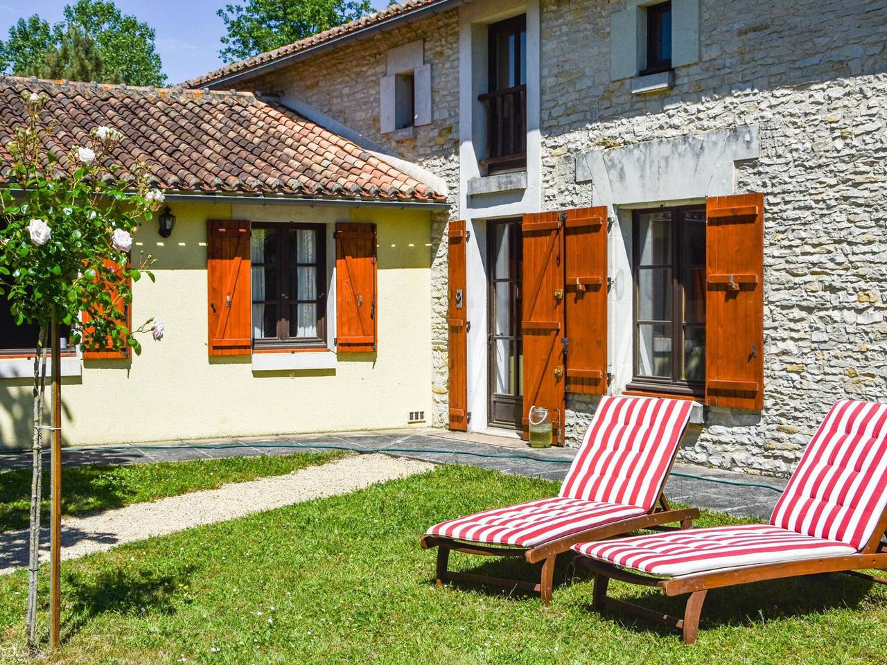 Beautiful holiday home in Frontenay sur Dive with terrace in Saint-Jean-de-Sauves, Vienne