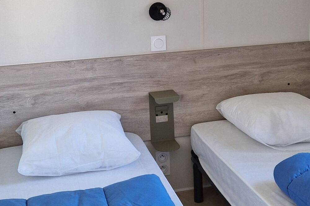 Comfortable mobile home with terrace in Pordic in Pordic, Côte de Goëlo