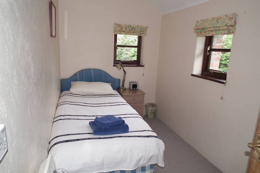 Lakeside cottage - tranquil water views, free fishing  & hot tub in Cornwall