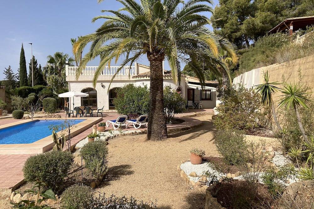 Romslig sommer hus med 3 soverom; 6 senger, privat basseng, wifi, sjø og fjell utsikt in El Captivador, Albir