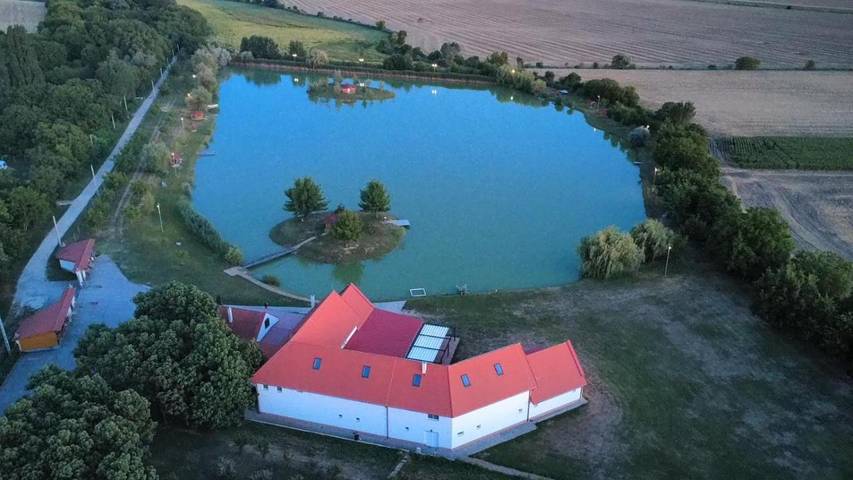 Ferienwohnung für 2 Personen, mit Ausblick und Garten sowie Seeblick in Balatonszabadi