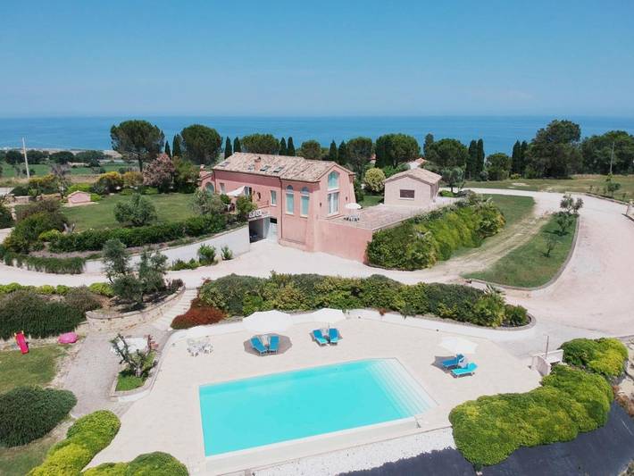 B&b per 16 persone, con Terrazza e Giardino nonché Piscina per bambini e Piscina a Civitanova Marche