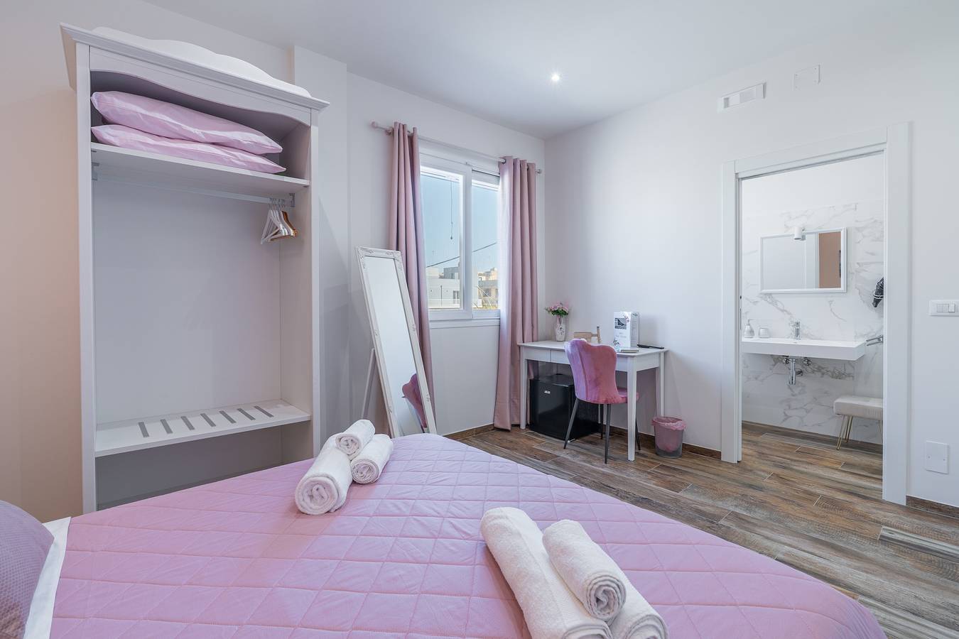 Camera 'Beb della Stazione - Rosa' con terrazza in comune, Wi-Fi e aria condizionata in Pachino, Siracusa e dintorni