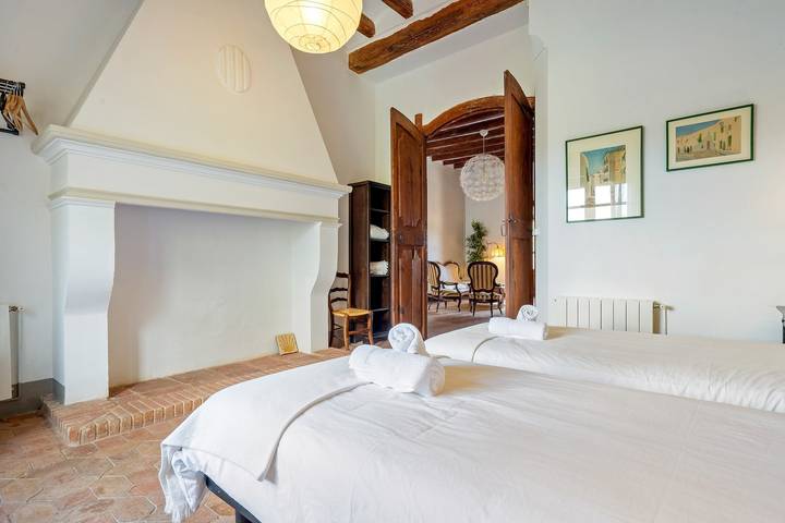 Maison d'hôtes 'L'Abadia De Santes Creus' avec vue sur la montagne, piscine privée et Wi-Fi in Santes Creus, Aiguamúrcia