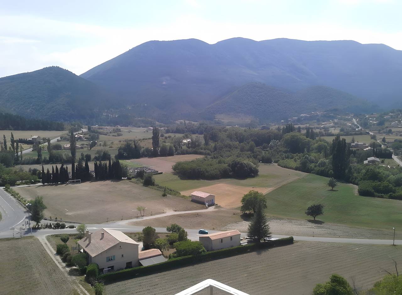 Estudio entero, Estudio 'Les Restanques' con vistas a la montaña, terraza privada y Wi-Fi in Montbrun-les-Bains, Región de Nyons