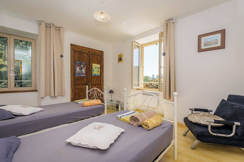 Casalle, une maison confortable in Montcléra, Quercy