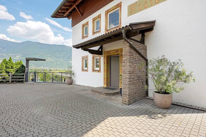 Entire apartment, Apartment 'Freiblick Groß' with Mountain View, Shared Terrace and Wi-Fi in Marling, Ortler Alps