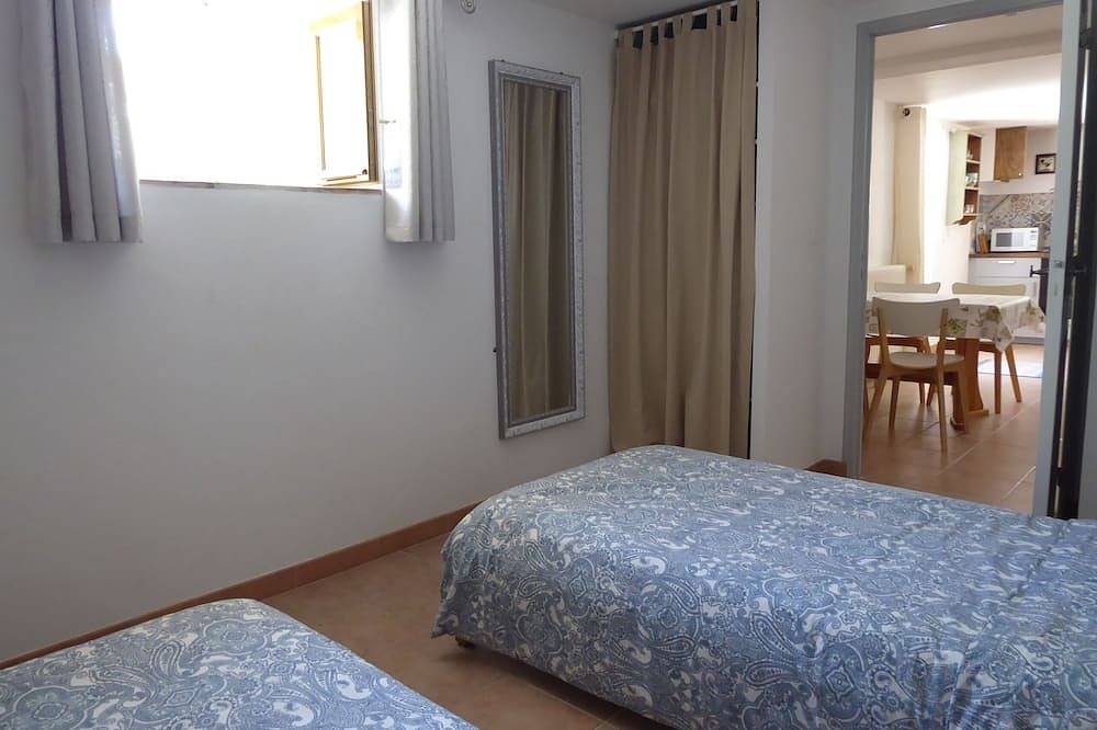 Entire apartment, Sous les Arbres - private pool, great views, relax, unwind, get closer to nature in Montagudet, Quercy