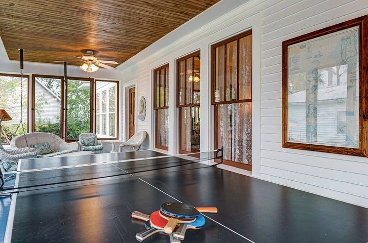 Vacation rental for 22 people, with yard in Huron