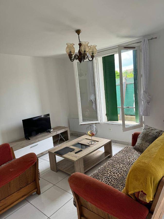 Appartement entier, Ground-Floor Apartment With private Garden in Étampes, Essonne