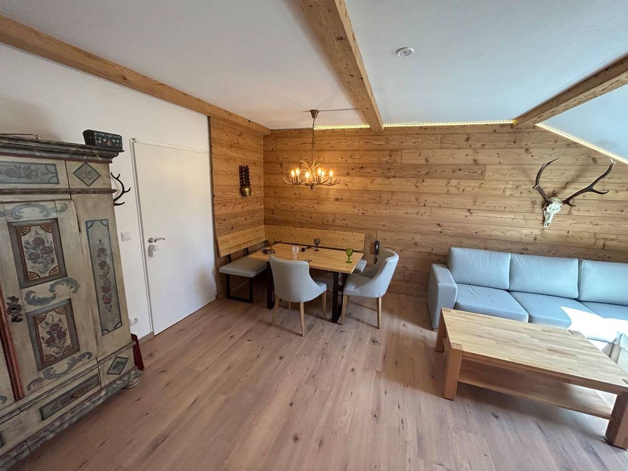 Ganze Wohnung, Fewo Allgäu Chalet - gemütliche Hüttenatmosphäre und Schwimmbad und Sauna im Ha in Tiefenbach (Oberstdorf), Oberstdorf