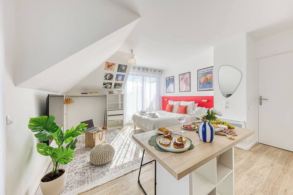 Entire apartment, Bauhaus Suite. Near Paris 5 min. Terrace. Netflix. in Bobigny, Seine-Saint-Denis