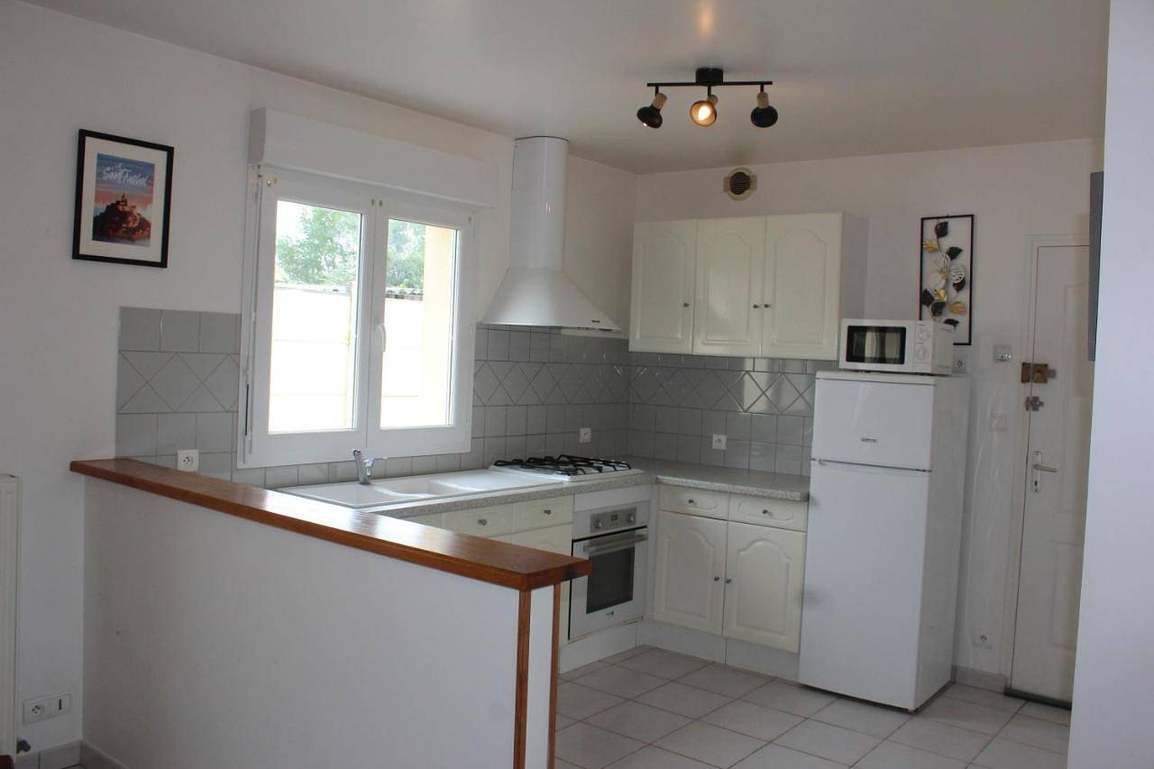 Two-Bedroom House in Bricqueville-sur-Mer, Région de Coutances