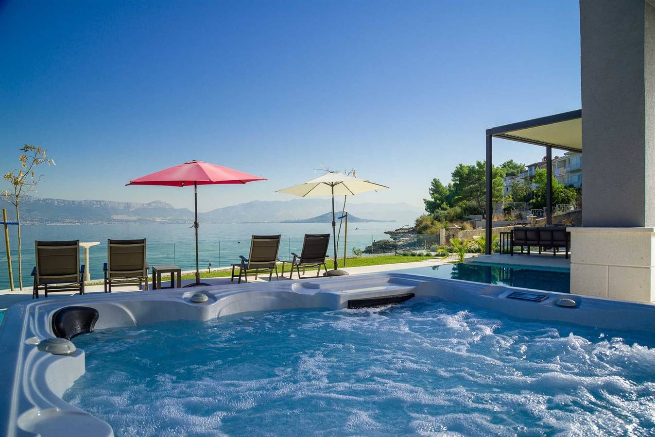 Strandvilla Grey Martini mit Pool in Slatine, Ciovo