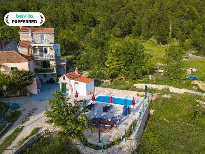 Dom wakacyjny dla 10 osób, z ogród i basen oraz balkon w Tučepi