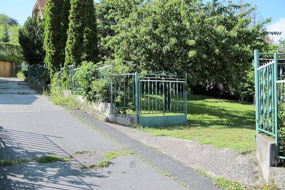 Schönes alleinstehendes Ferienhaus für 9 Gäste mit  W-Lan, Tv, Innenhof und Haustiere erlaubt in Balatonalmadi, Plattensee nordufer