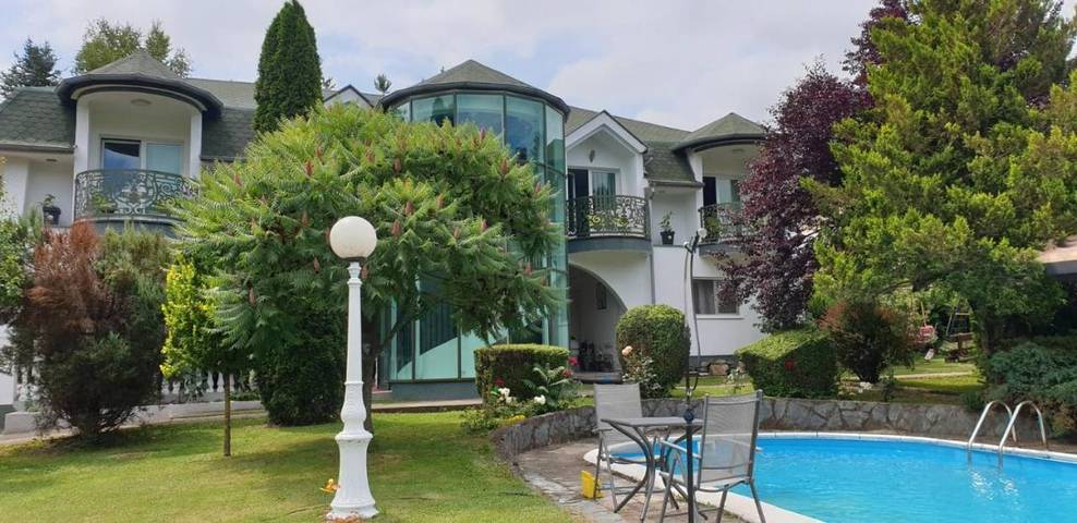 Station pour 4 personnes, avec vue et terrasse ainsi que jardin et piscine à Despotovac