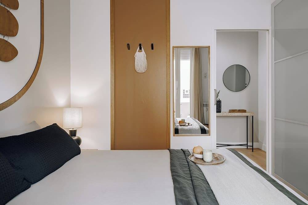 Entire apartment, Avela - 2 bedrooms and terrace in Almagro in Chamberí (Madrid), Madrid