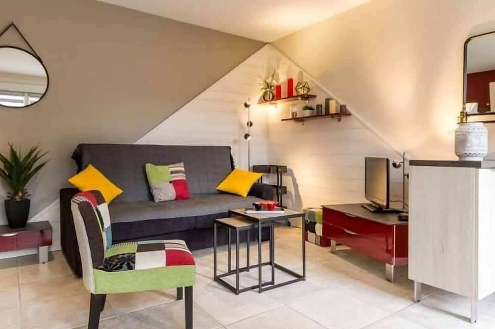 Charming Renovated Cottage in Medieval Clisson with Terrace, Garden, and Modern Amenities in Clisson, Nantes region