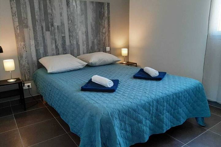 Location de vacances pour 4 personnes, avec terrasse ainsi que jardin et piscine à Sotta - 2