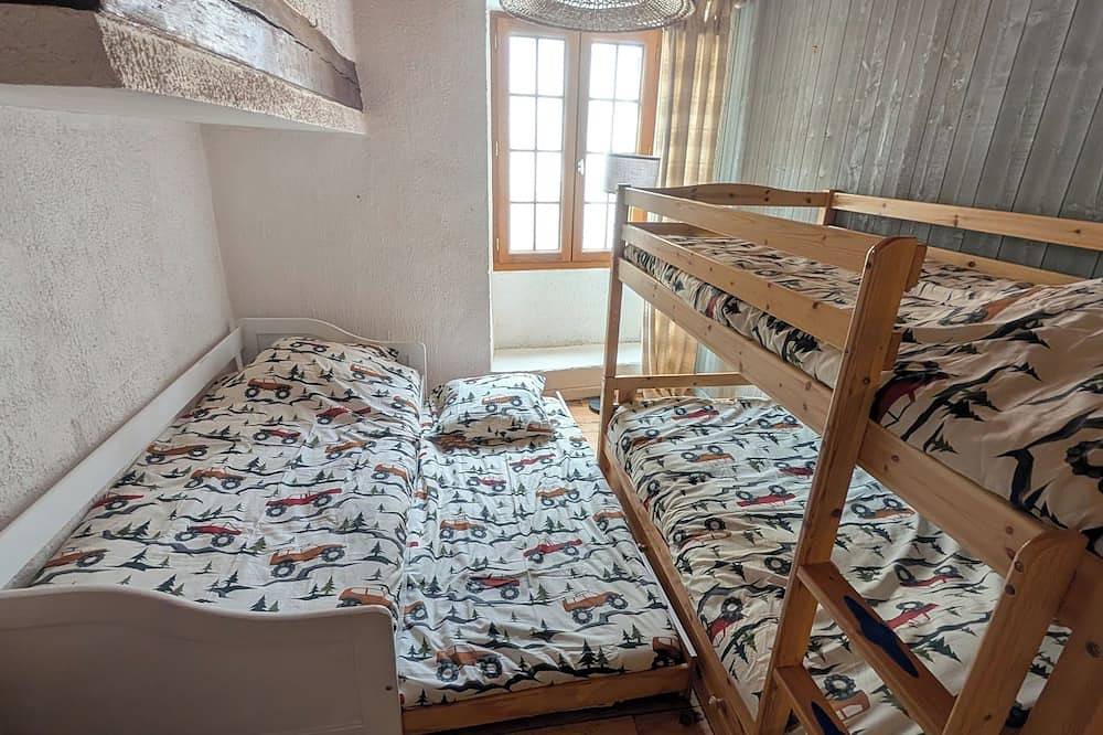 Large authentic Ossau Valley house, mountain views, 1h from Lourdes in Béost, Béarn