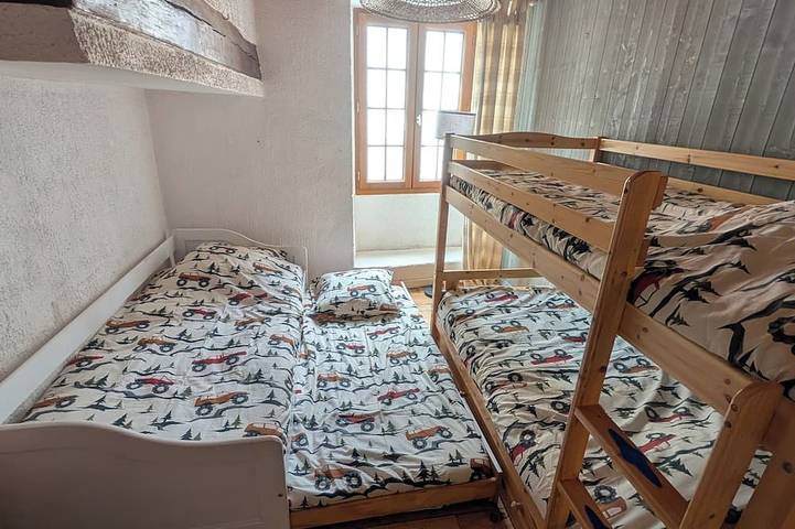 Large authentic Ossau Valley house, mountain views, 1h from Lourdes in Béost, Béarn