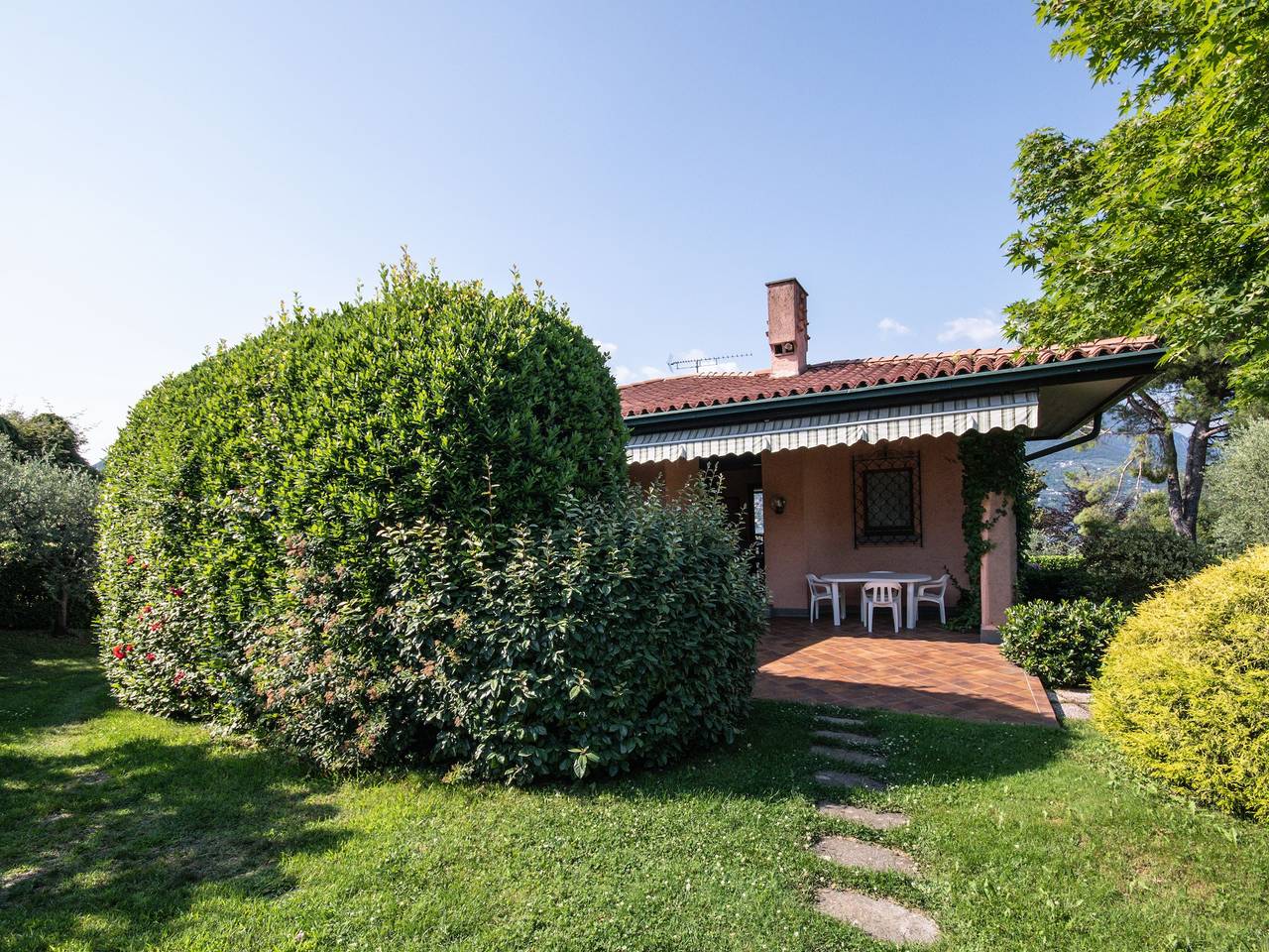 Villa "Portese" with a Rustic Touch and Near Lake Garda in San Felice del Benaco, Garda Mountains