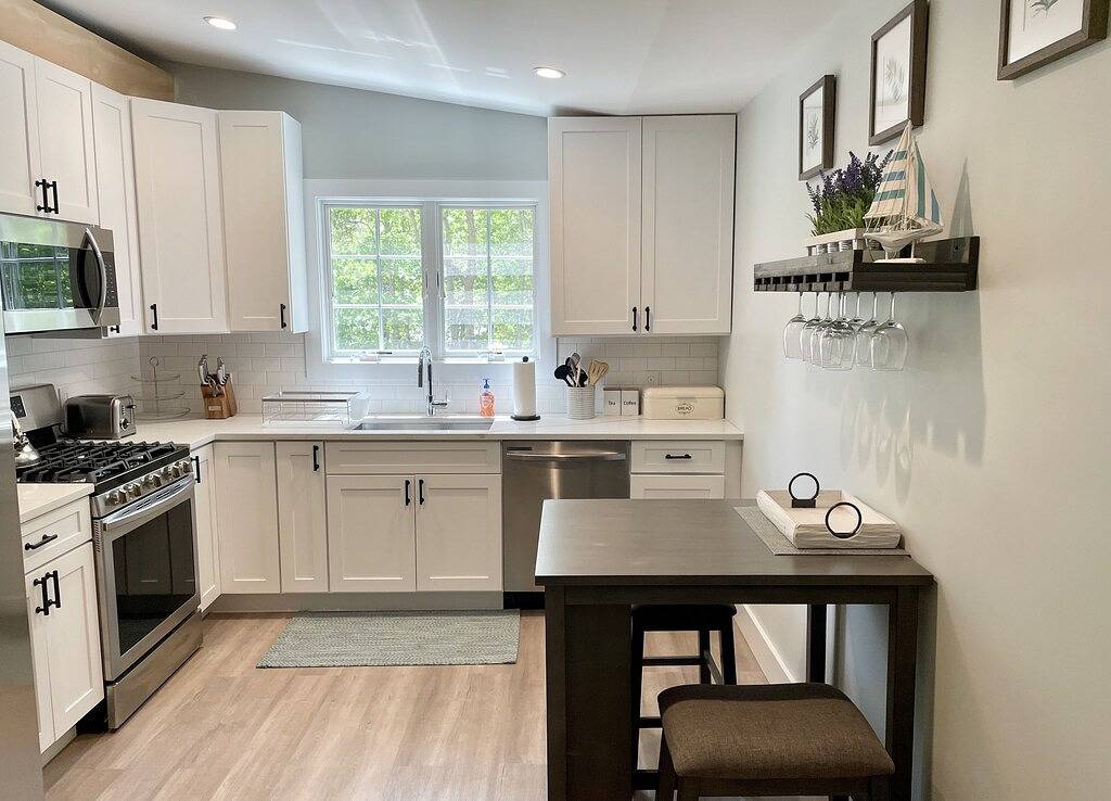 Beautiful Home with walking distance to the beach, new 46ft pool! Ev charger in Springs, Hamptons