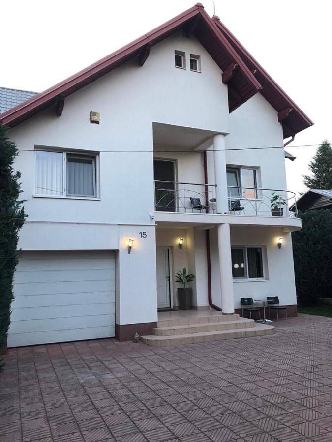 Location de vacances pour 12 personnes, avec jardin et jacuzzi dans Câmpina - 2