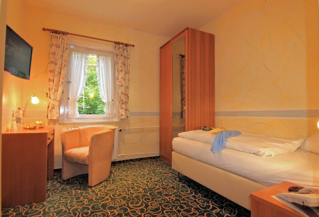 Hotel Weingärtner - Einzelzimmer Economy mit Dusche und Wc in Bad Wildbad, Nordschwarzwald