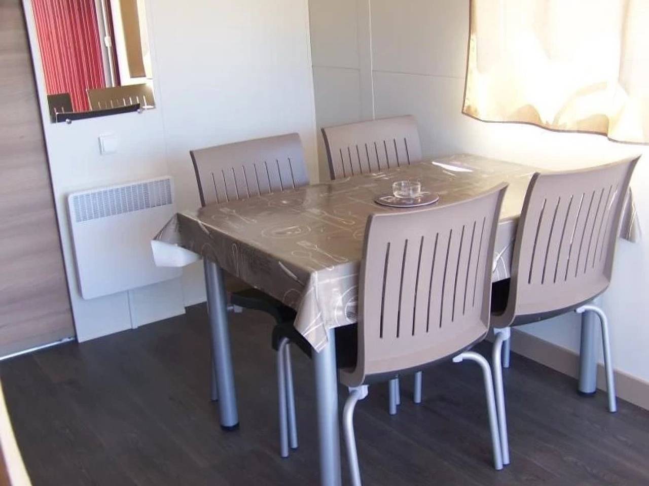 Zecamping 4* familial piscine couverte chiens acceptés chalet Tv 32m2 in Monceaux-sur-Dordogne, Tulle und Umgebung