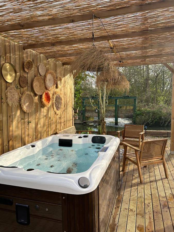 Maison de campagne pour 2 personnes, avec vue et vue sur le lac ainsi que terrasse et jardin à Saint-Avit-les-Guespières