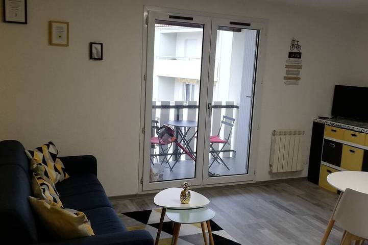 Appartement entier, Studio cosy avec balcon – Vue dégagée sur les toits de Dax in Dax, Région de Dax