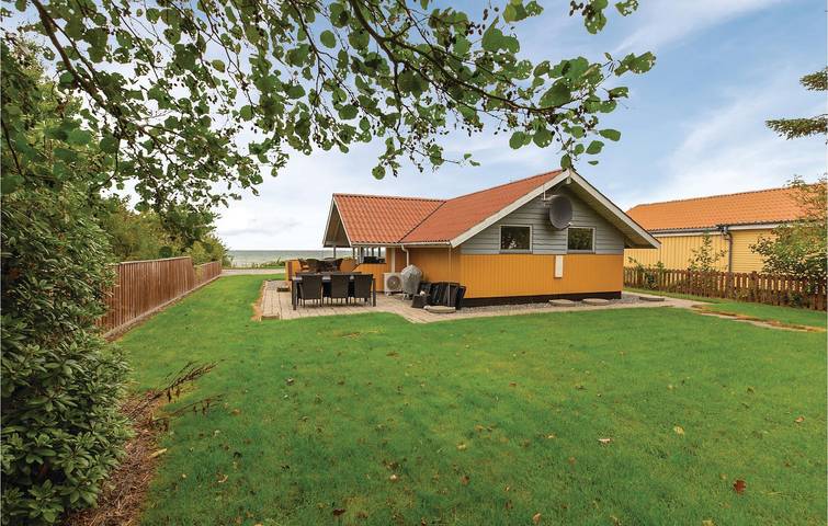 Ferieudlejning for 6 personer, med Terrasse og Have i Bogense