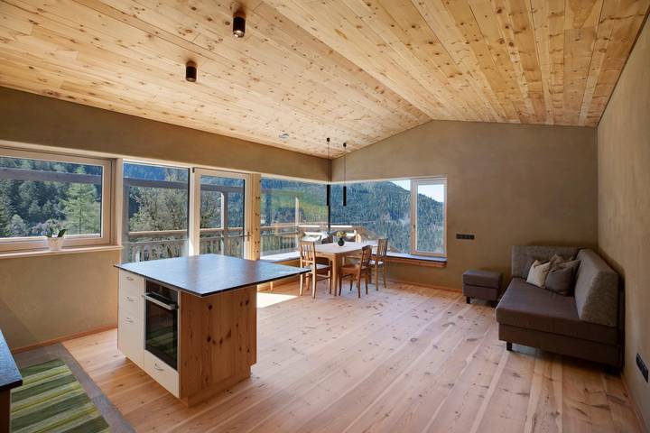Appartamento intero, Appartamento di vacanza "Pitschlhof Apt Zirbe" con vista sulle montagne e terrazza privata in Redagno, Aldino