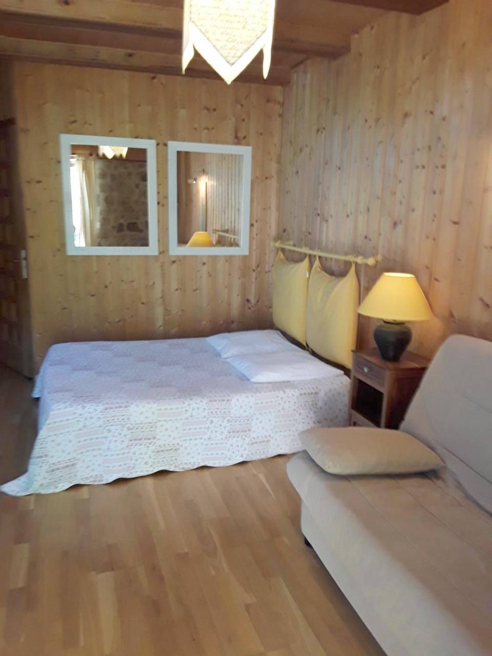 Large Double Room in Le Chambon-sur-Lignon, Mézenc