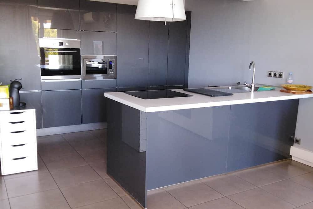 Entire apartment, Ideal location for a good visit to the French Riviera from East to West in La Garde, Toulon region
