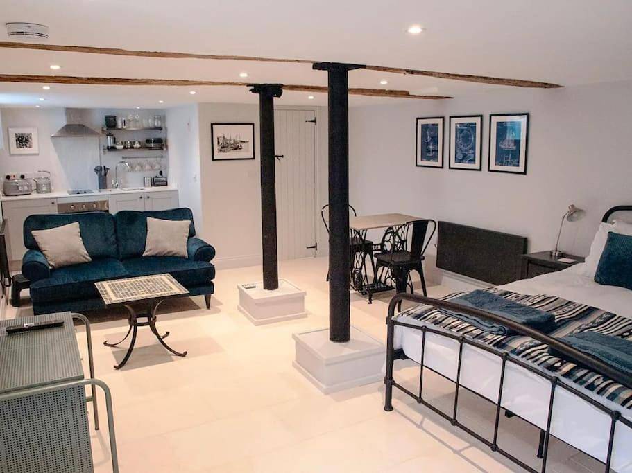 Entire apartment, Studio at Church House in Bideford, Devon