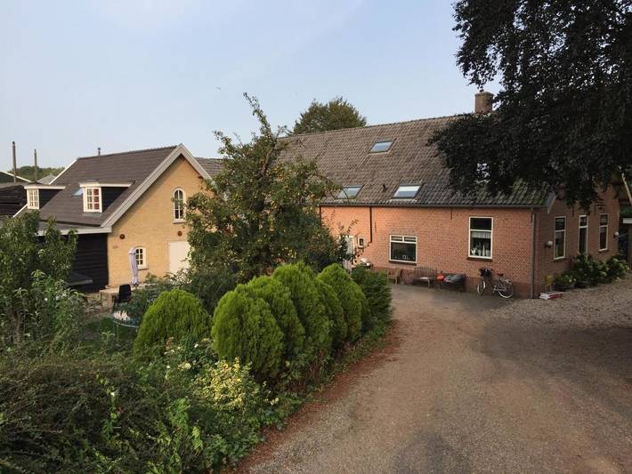 Cottage pour 2 personnes, avec vue et terrasse ainsi que jardin et piscine dans Lekkerkerk