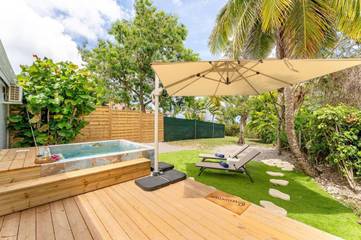 Location de vacances pour 2 personnes, avec piscine ainsi que jardin et terrasse à Grand-Bourg