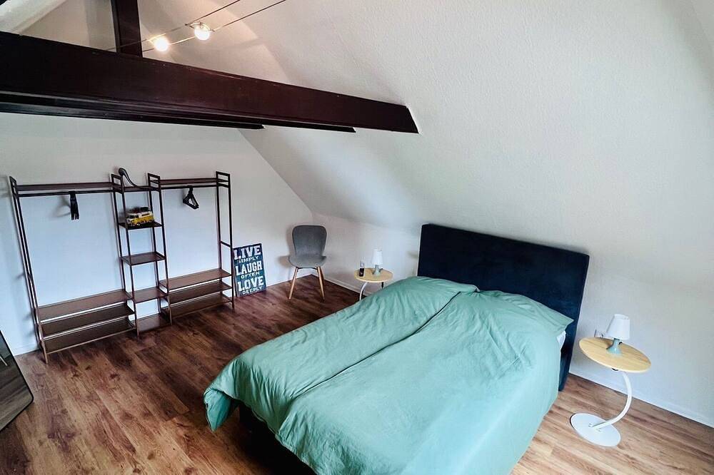 Entire apartment, Charming top floor/maisonette apartment with balcony in the heart of Krefeld in Krefeld, Lower Rhine