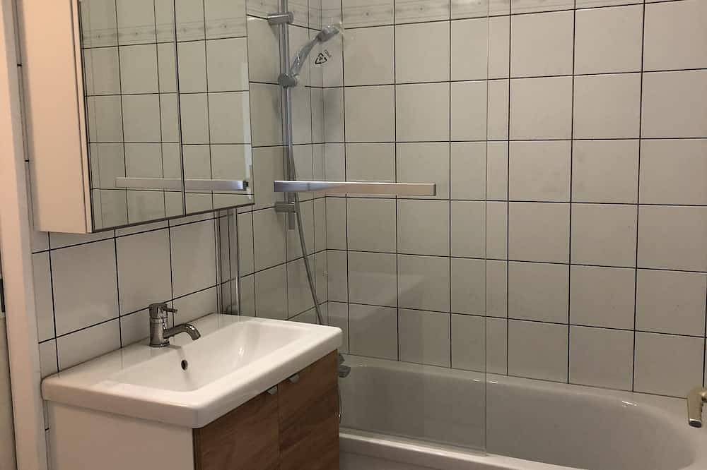 Appartement entier, F1 with open view, 6m2 terrace, Wifi in Clermont-Ferrand, Parc naturel régional des Volcans d'Auvergne