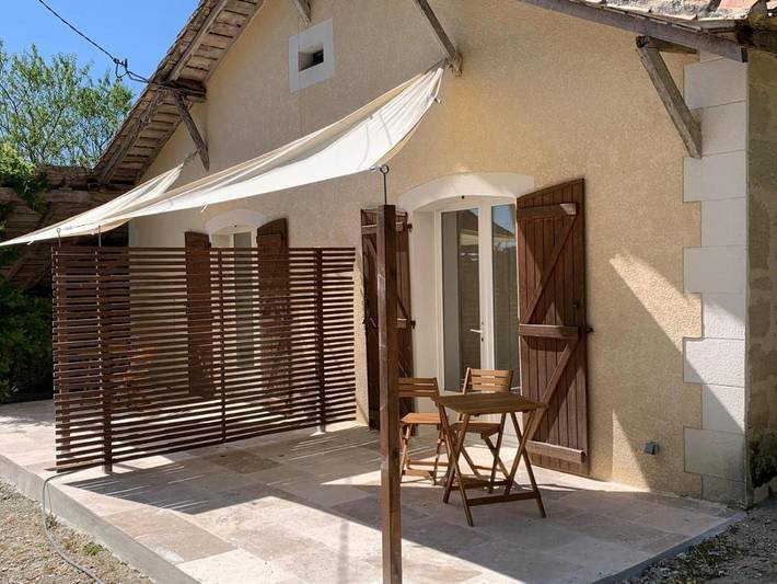 Location de vacances pour 2 personnes, avec piscine ainsi que vue et jardin, animaux acceptés à Montignac-de-Lauzun