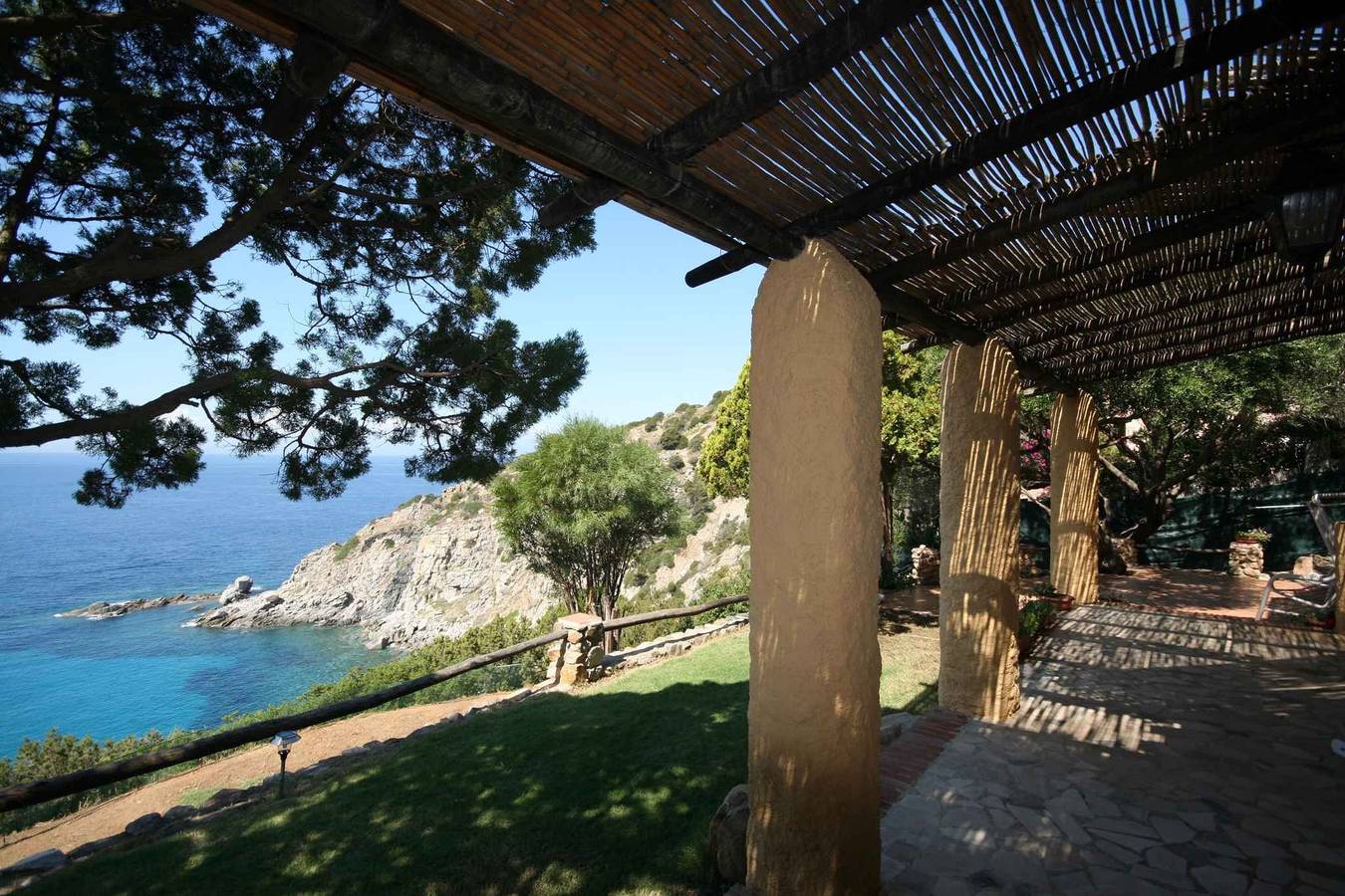 Villa con terrazza e vista mare  in Torre delle Stelle, Cagliari e Dintorni