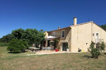Location de vacances pour 6 personnes, avec terrasse et jardin à Mazaugues