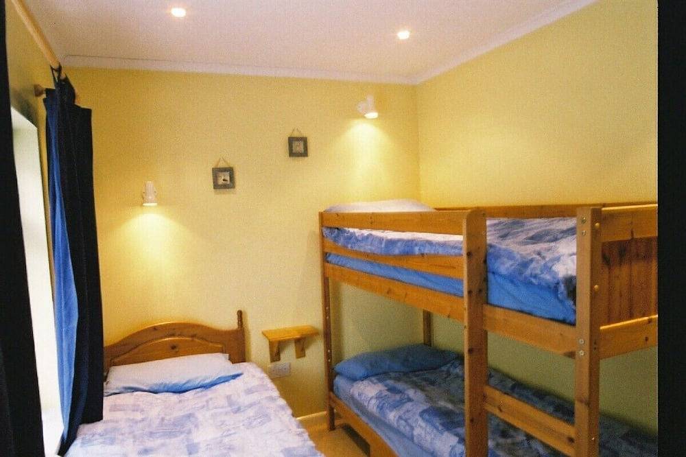 Entire apartment, Apartment with seaview just 100m to sandy beach. in Constantine Bay, Cornwall
