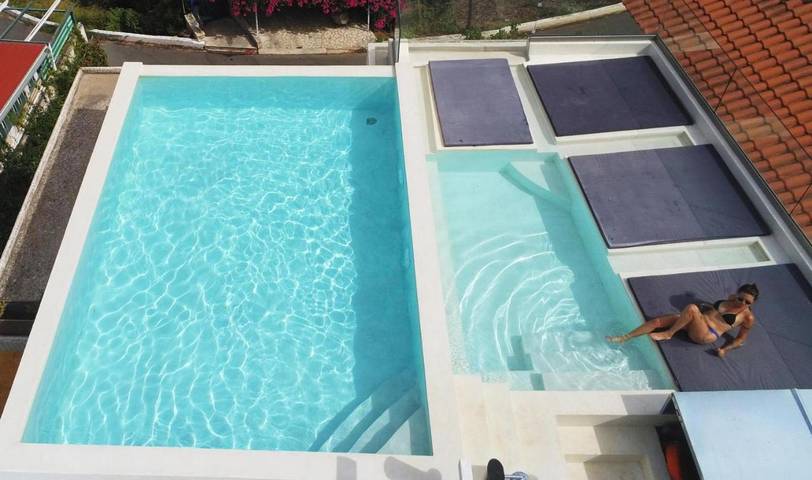 Hôtel pour 2 personnes, avec bassin pour enfant et piscine ainsi que vue et terrasse, animaux acceptés